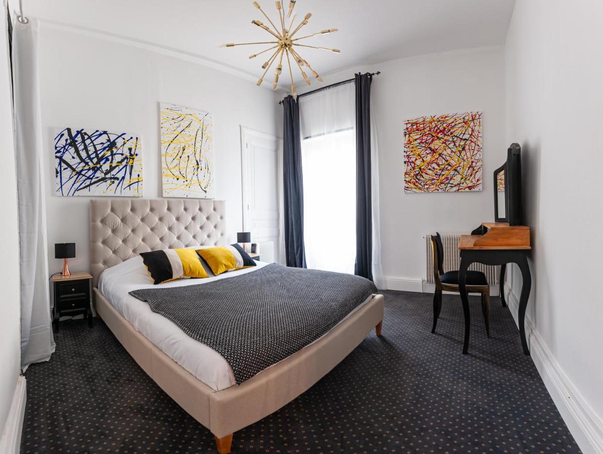 Chateau Des Ayes - Chambres & Suites Saint-Etienne-de-Saint-Geoirs Bagian luar foto