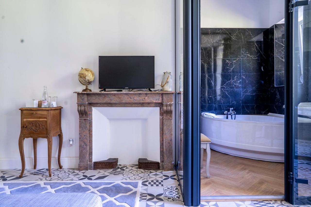Chateau Des Ayes - Chambres & Suites Saint-Etienne-de-Saint-Geoirs Bagian luar foto