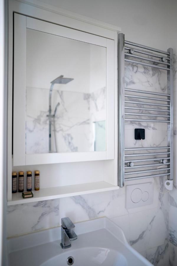 Chateau Des Ayes - Chambres & Suites Saint-Etienne-de-Saint-Geoirs Bagian luar foto